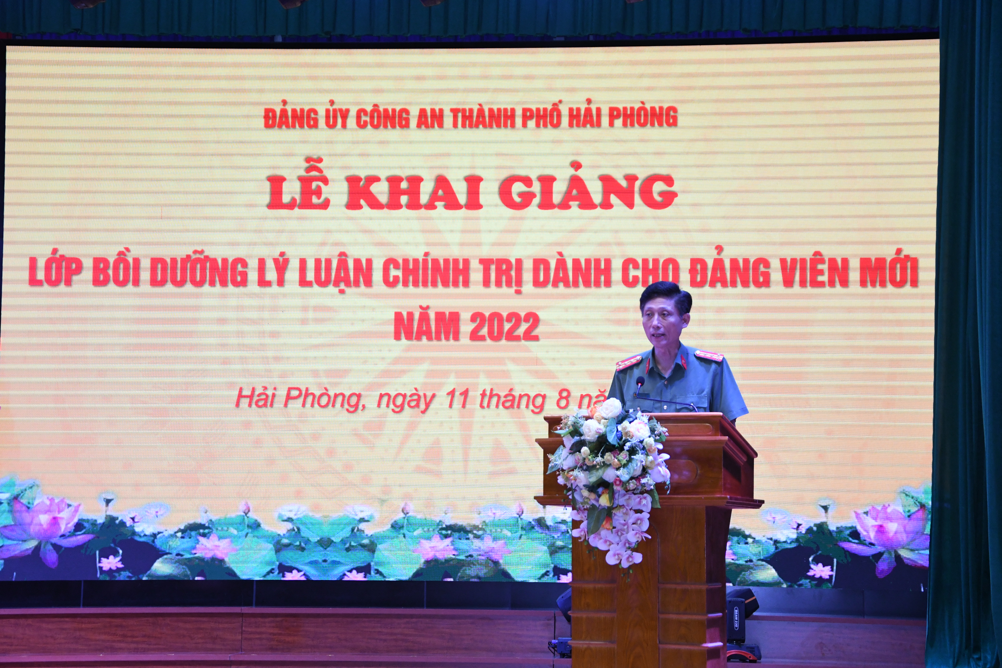 Khai giảng lớp bồi dưỡng lý luận chính trị dành cho đảng viên mới
